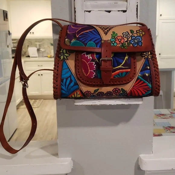 NWOT Beautiful Crossbody Genuine Leather Purse - Picture 3 of 6